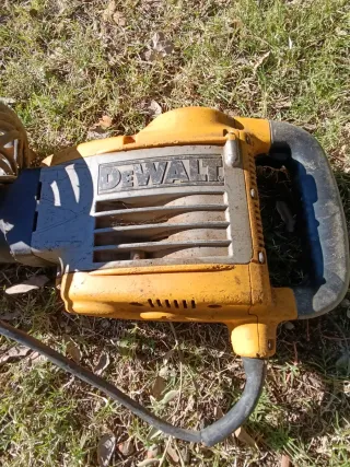 Martillo Demoledor Eléctrico marca DeWalt.