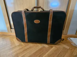 Maleta negra con detalles camel