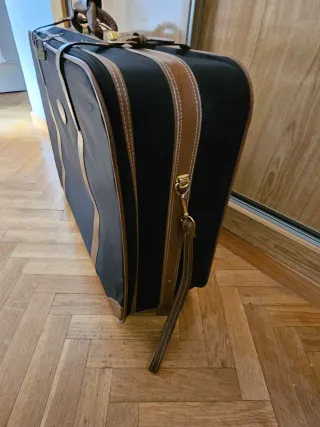 Maleta negra con detalles camel