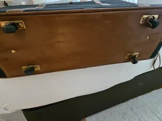 Maleta negra con detalles camel