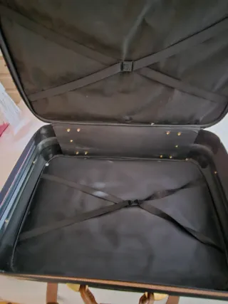 Maleta negra con detalles camel