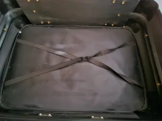 Maleta negra con detalles camel