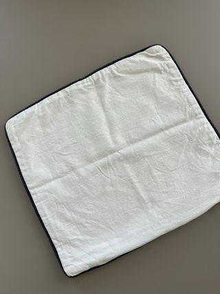 Funda Cojín Dibujo Edificio Blanco y Negro