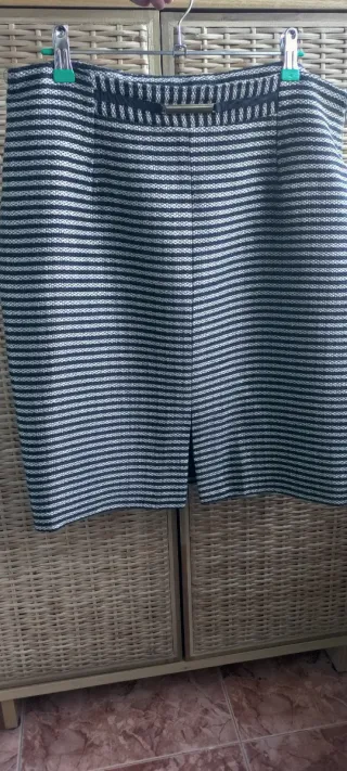 Falda de rayas tejido trenzado con un hilo dorado