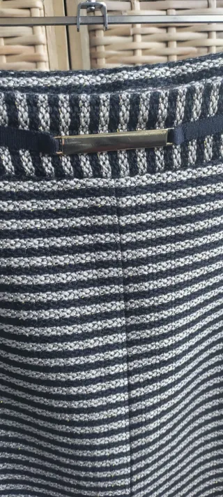 Falda de rayas tejido trenzado con un hilo dorado