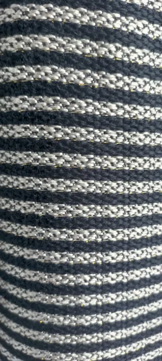 Falda de rayas tejido trenzado con un hilo dorado