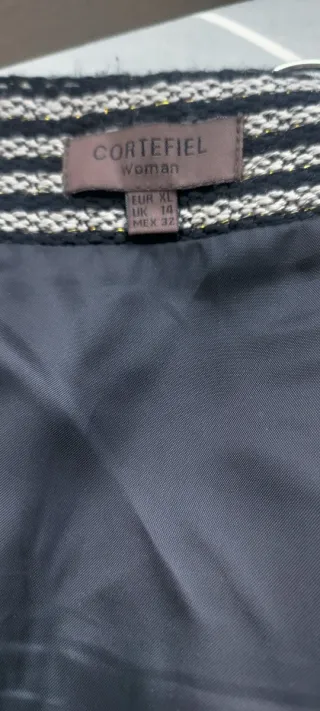 Falda de rayas tejido trenzado con un hilo dorado