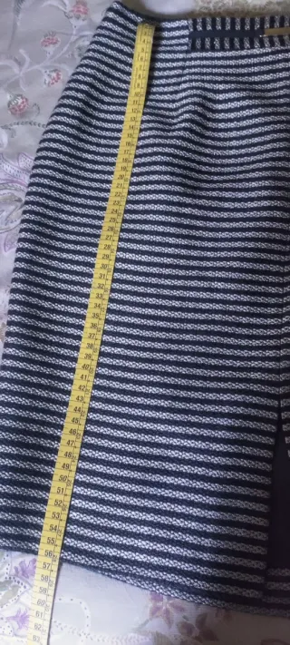 Falda de rayas tejido trenzado con un hilo dorado