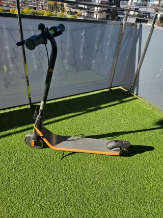 Patinete eléctrico naranja y gris