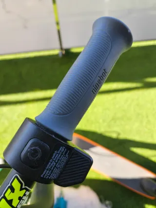 Patinete eléctrico naranja y gris