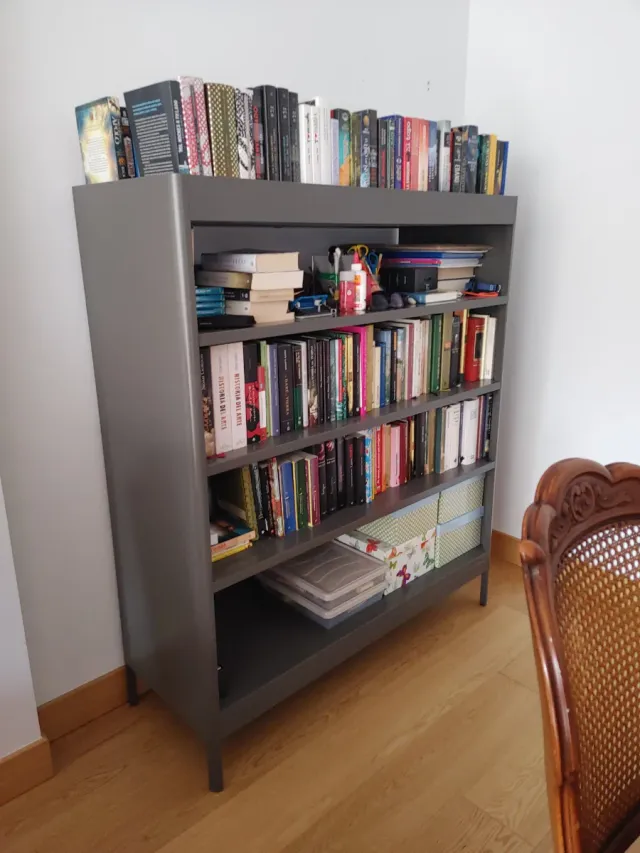 Estantería metálica gris