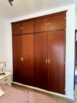 Armario grande de madera