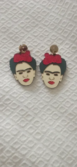 Pendientes Frida Kahlo dorados y rojos.