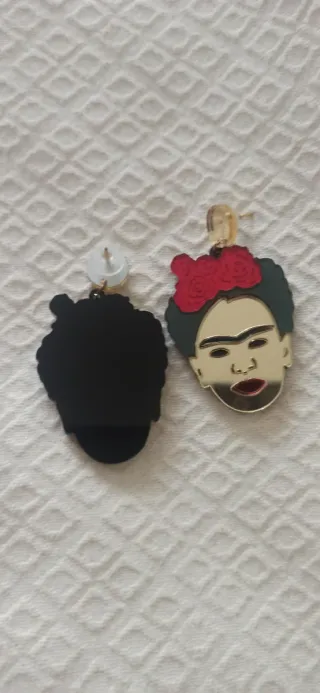 Pendientes Frida Kahlo dorados y rojos.