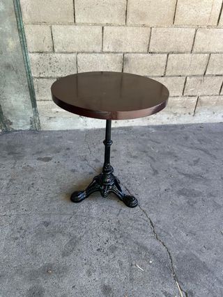 Tavoli rotondi in ferro e legno. Caffè, bar