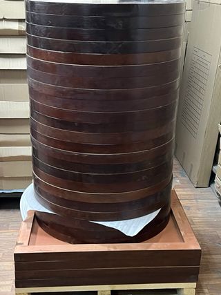 Tavoli rotondi in ferro e legno. Caffè, bar