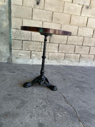 Tavoli rotondi in ferro e legno. Caffè, bar