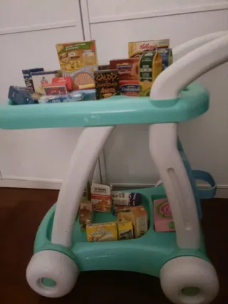 Carrito de compra con productos y vajilla