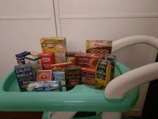 Carrito de compra con productos y vajilla