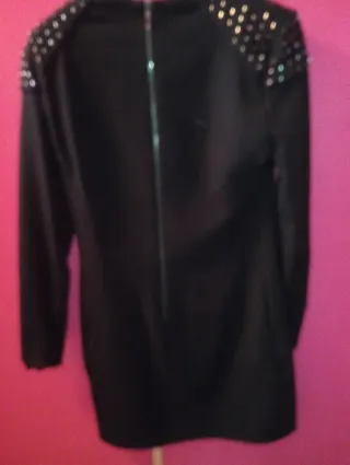 Vestido fiesta negro tachuelas hombros