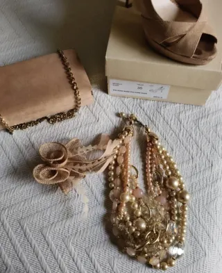 Lote Fiesta: Zapatos, Bolso, Collar y Flor