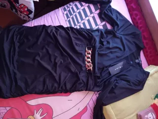 Vestido AMISU negro con cadena dorada