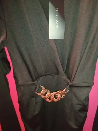 Vestido AMISU negro con cadena dorada