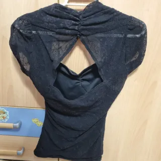 Blusa negra encaje manga corta