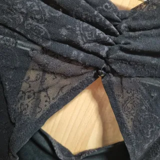 Blusa negra encaje manga corta