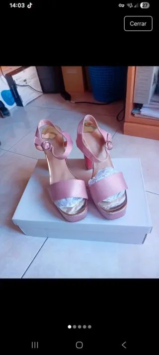 Sandalias de tacón rosa y dorado