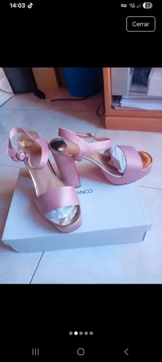 Sandalias de tacón rosa y dorado