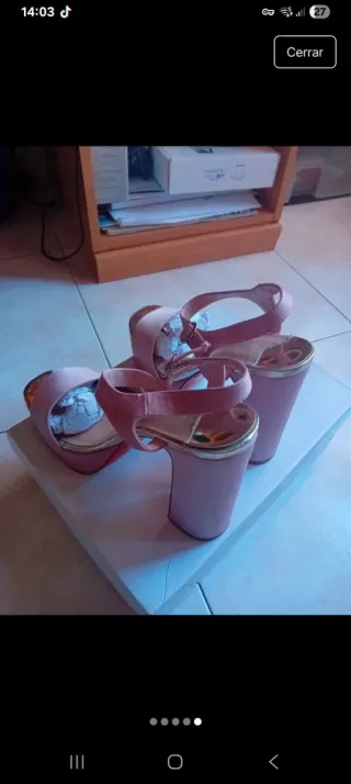Sandalias de tacón rosa y dorado