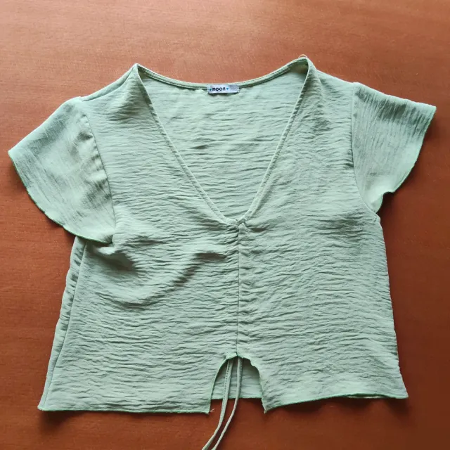 Blusa subdued verde con textura