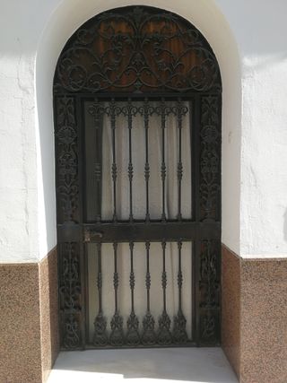 Armario de madera marrón vintage