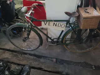 Bicicleta antigua verde con cesta