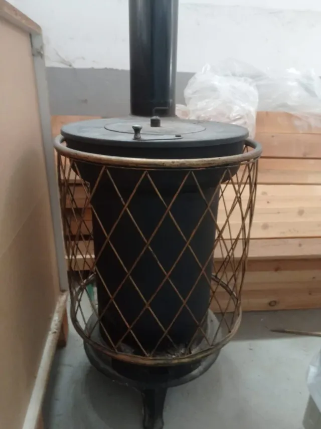 Chimenea Metálica Negra y Dorada