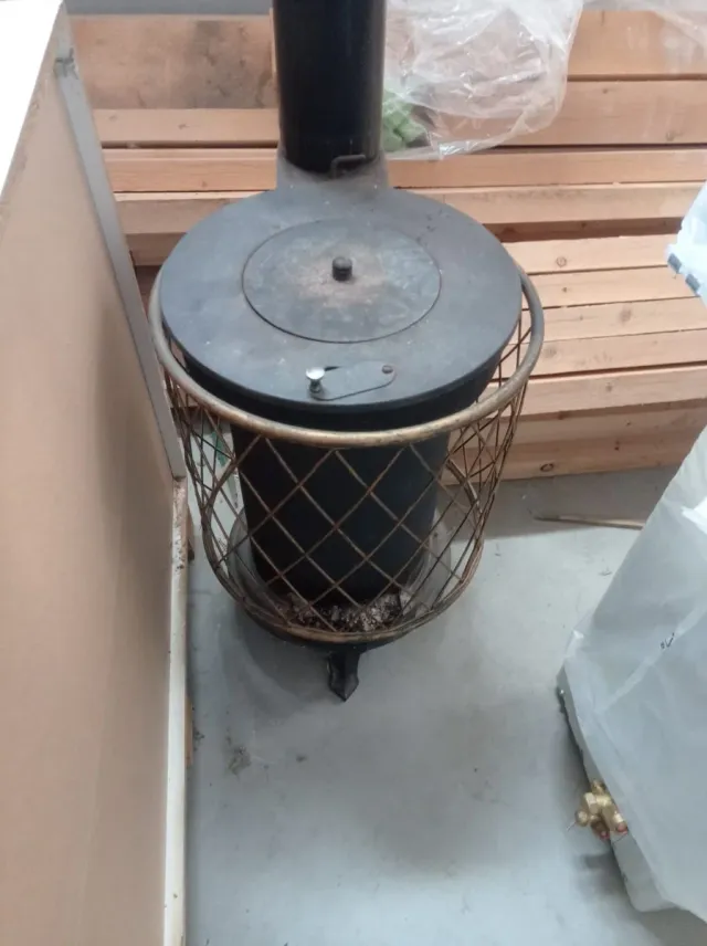 Chimenea Metálica Negra y Dorada