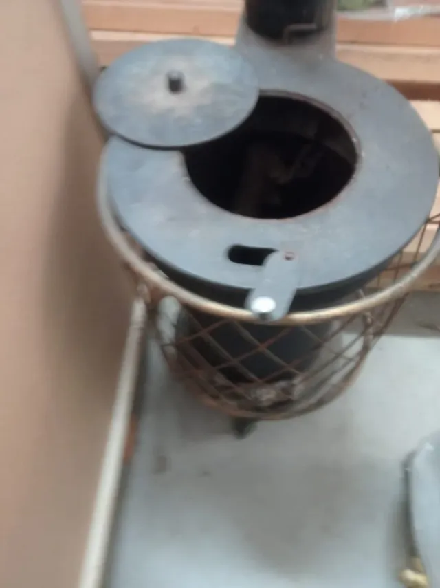 Chimenea Metálica Negra y Dorada