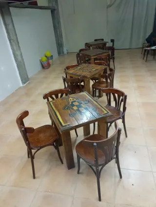 Mesas y sillas de madera estilo bar