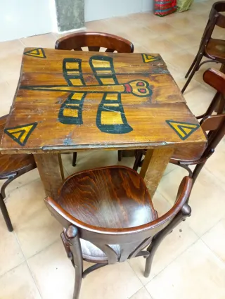 Mesas y sillas de madera estilo bar