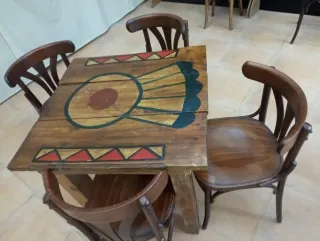 Mesas y sillas de madera estilo bar