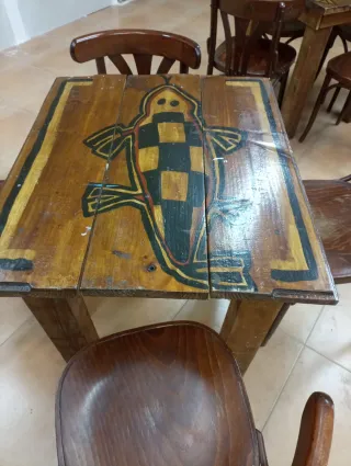 Mesas y sillas de madera estilo bar