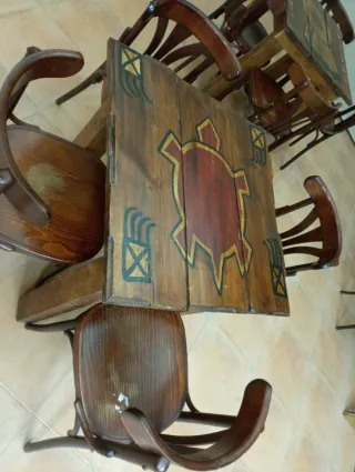 Mesas y sillas de madera estilo bar