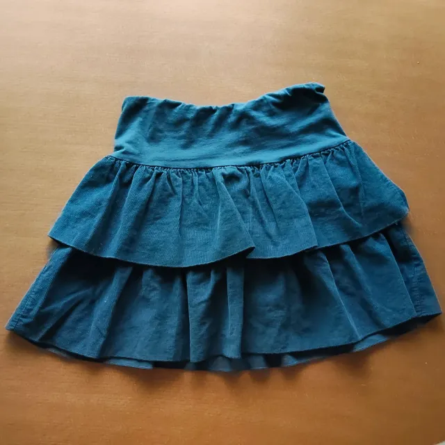 Falda subdued de pana verde azulado con volantes