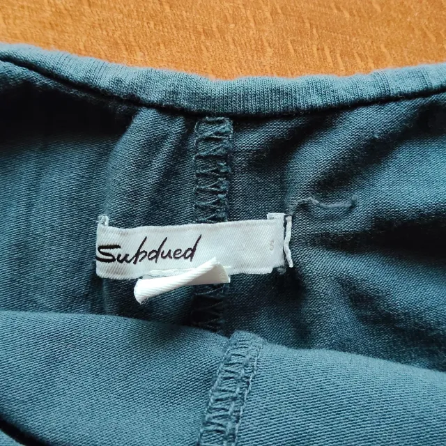 Falda subdued de pana verde azulado con volantes