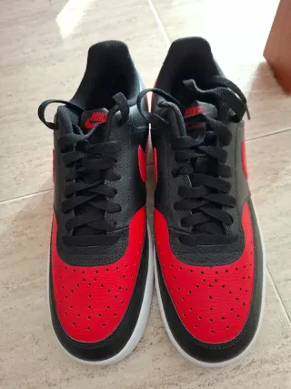 Nike Deportivas Negras y Rojas