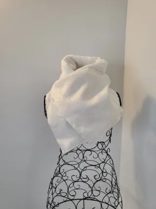 Cubre cuello Damasco blanco roto.