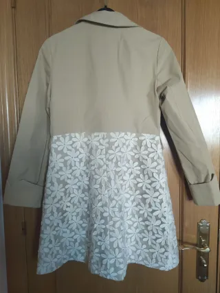Gabardina Poète corta beige y blanco
