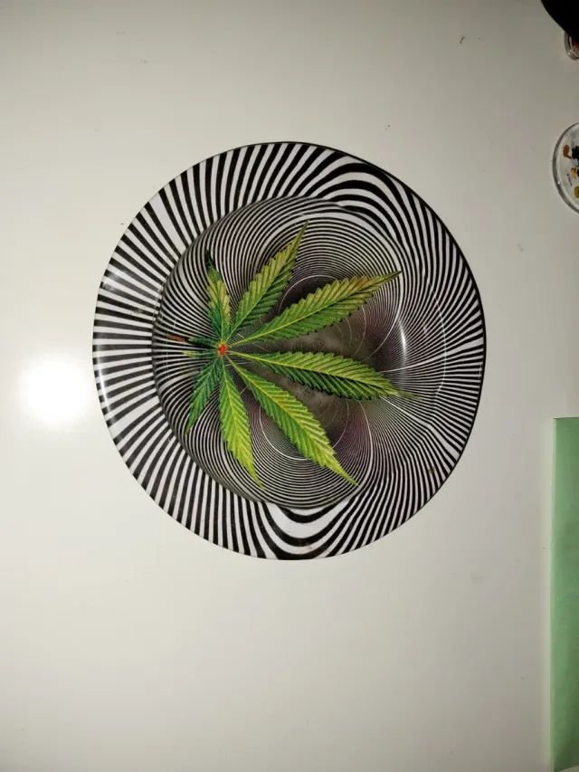 Cenicero con diseño de hoja de marihuana