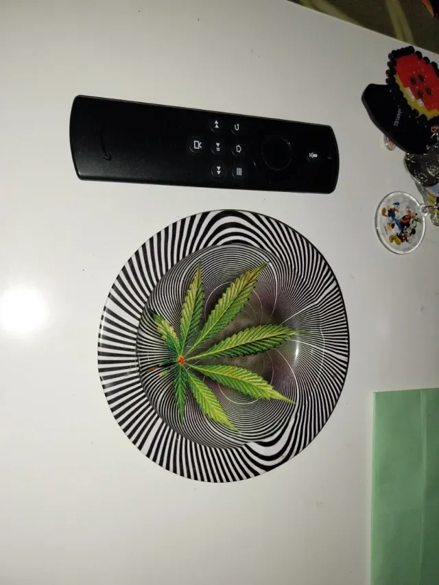 Cenicero con diseño de hoja de marihuana